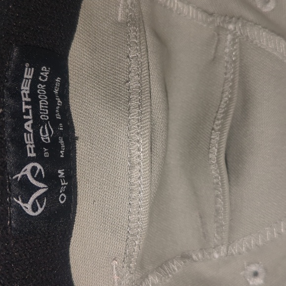 Realtree Fishing Hat Fitted with ponytail flaps 🎣 - Picture 5 of 6